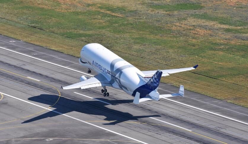 空客超级大白鲸运输机腾空而起   开始首次试飞